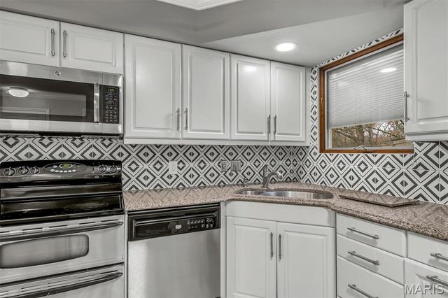 5439 Valleyside Lane, St Louis, MO 63128