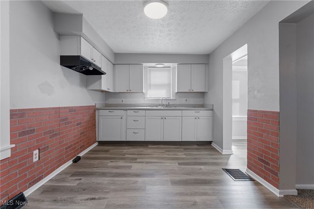 223 Maple Avenue E, Hartville, OH 44632