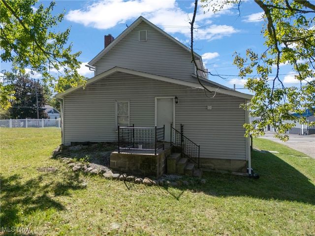 223 Maple Avenue E, Hartville, OH 44632