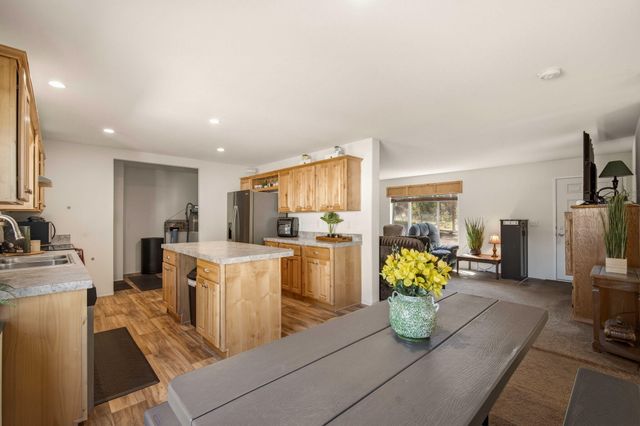 12411 Larchwood Drive, La Pine, OR 97739