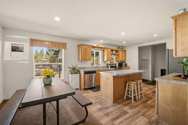12411 Larchwood Drive, La Pine, OR 97739