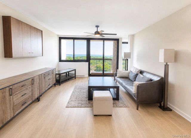 1 BAY CLUB Drive 21K, Bayside, NY 11360