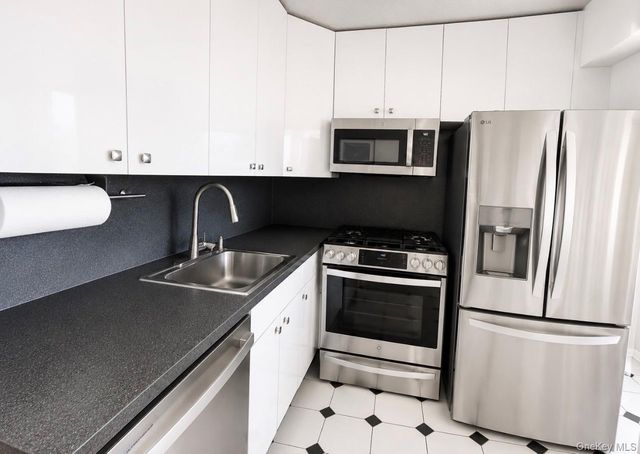 1 BAY CLUB Drive 21K, Bayside, NY 11360