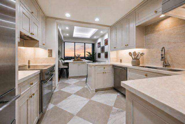 5001 Woodway Drive PH2, Houston, TX 77056
