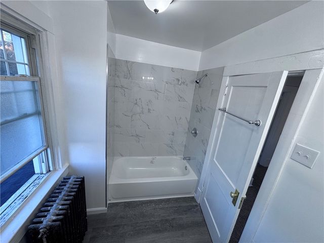 4647 W Run Rd, Lincoln Place, PA 15207