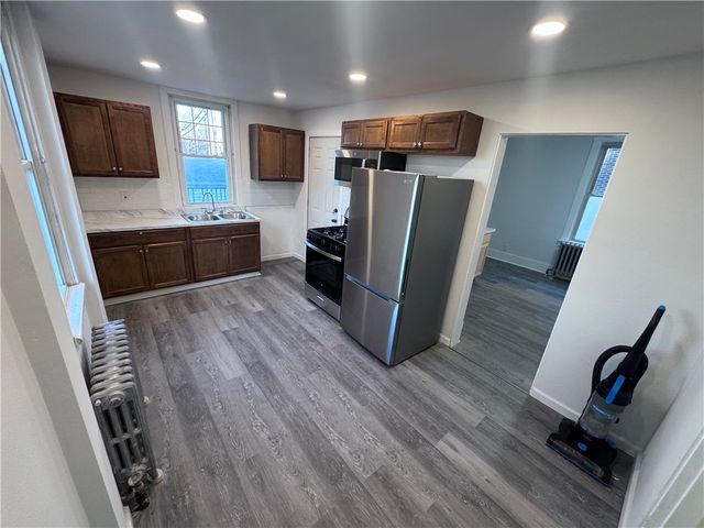 4647 W Run Rd, Lincoln Place, PA 15207