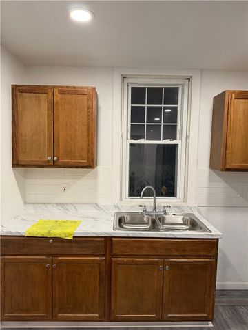 4647 W Run Rd, Lincoln Place, PA 15207