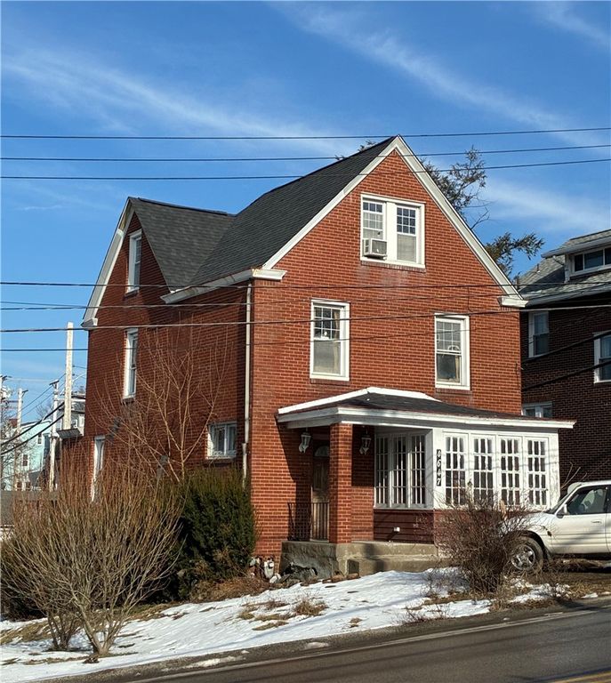 4647 W Run Rd, Lincoln Place, PA 15207