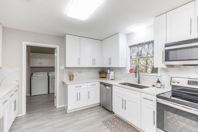 804 Camphor Circle, Village Mills, TX 77663