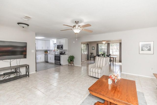 804 Camphor Circle, Village Mills, TX 77663