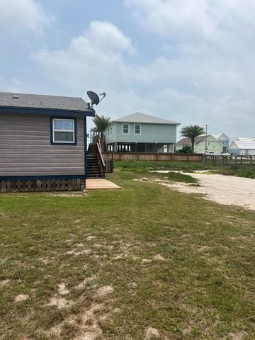 820 S Magnolia St, Rockport, TX 78382