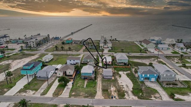 820 S Magnolia St, Rockport, TX 78382