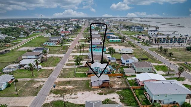 820 S Magnolia St, Rockport, TX 78382