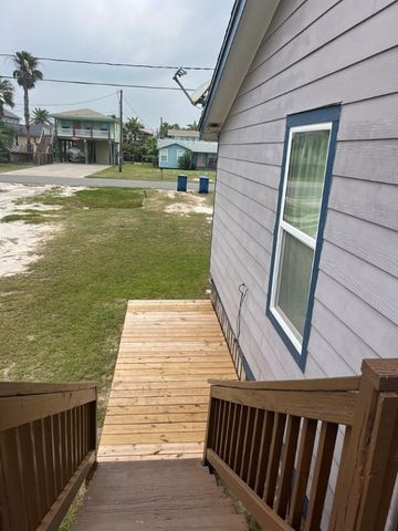 820 S Magnolia St, Rockport, TX 78382