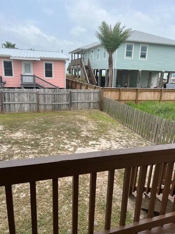 820 S Magnolia St, Rockport, TX 78382