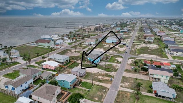 820 S Magnolia St, Rockport, TX 78382