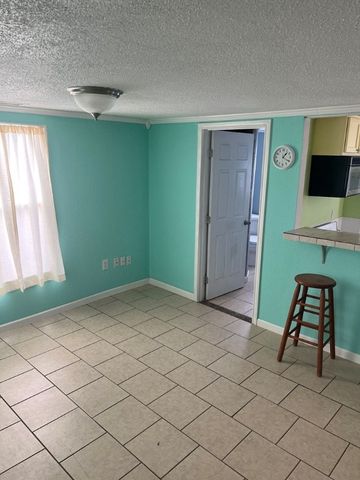 820 S Magnolia St, Rockport, TX 78382