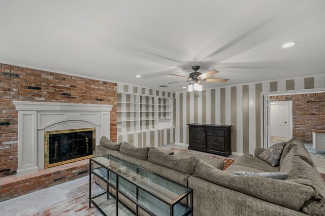 1214 Loma Alta Place, Cleburne, TX 76033