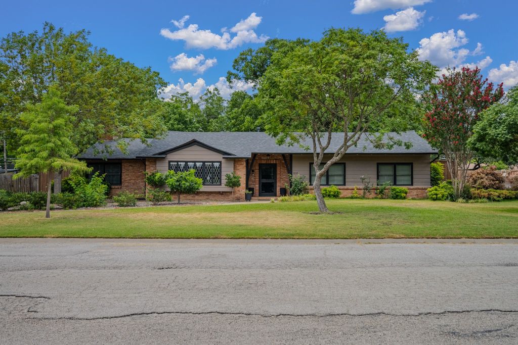 1214 Loma Alta Place, Cleburne, TX 76033