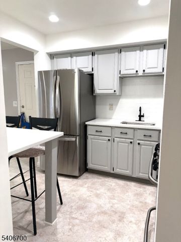 82 Stonyridge Dr, Lincoln Park Boro, NJ 07035