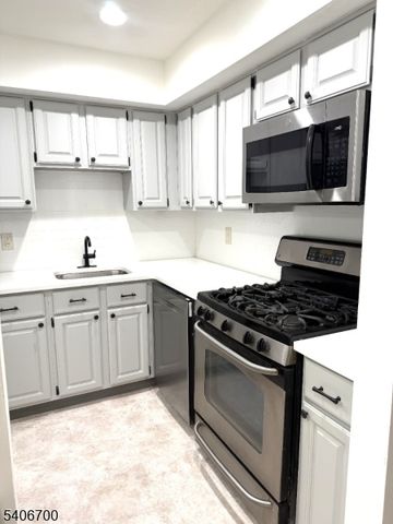 82 Stonyridge Dr, Lincoln Park Boro, NJ 07035