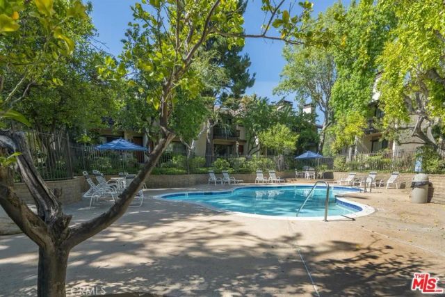 21901 Burbank 197, Woodland Hills, CA 91367