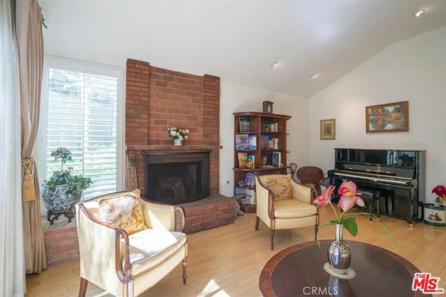 21901 Burbank 197, Woodland Hills, CA 91367