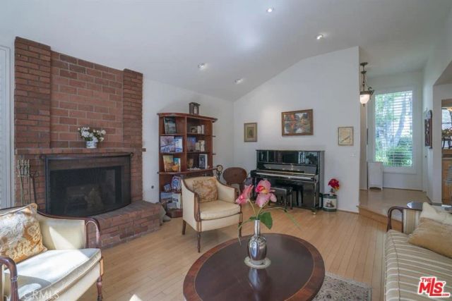 21901 Burbank 197, Woodland Hills, CA 91367