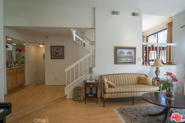 21901 Burbank 197, Woodland Hills, CA 91367