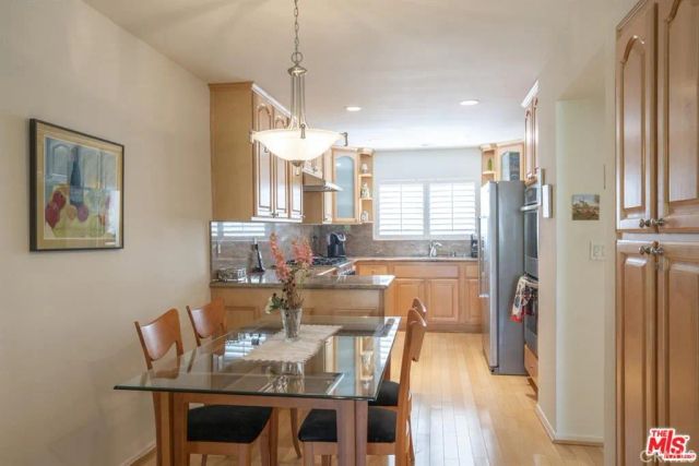 21901 Burbank 197, Woodland Hills, CA 91367
