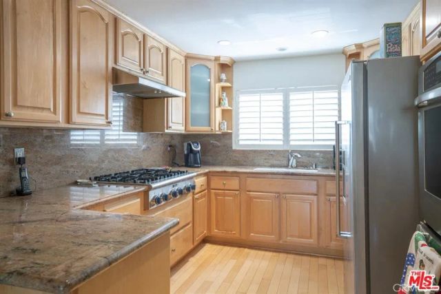 21901 Burbank 197, Woodland Hills, CA 91367