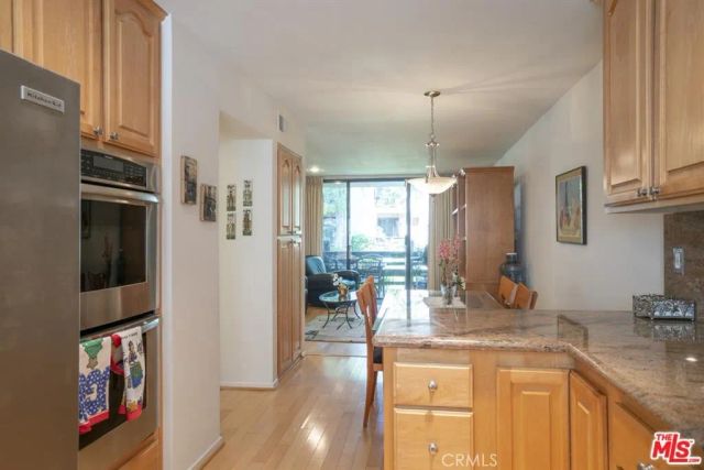 21901 Burbank 197, Woodland Hills, CA 91367