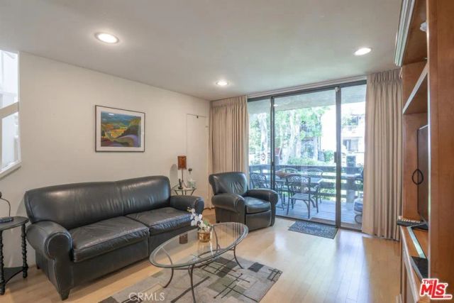 21901 Burbank 197, Woodland Hills, CA 91367