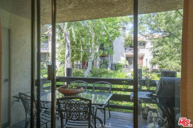21901 Burbank 197, Woodland Hills, CA 91367