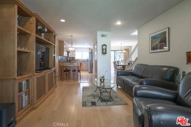 21901 Burbank 197, Woodland Hills, CA 91367