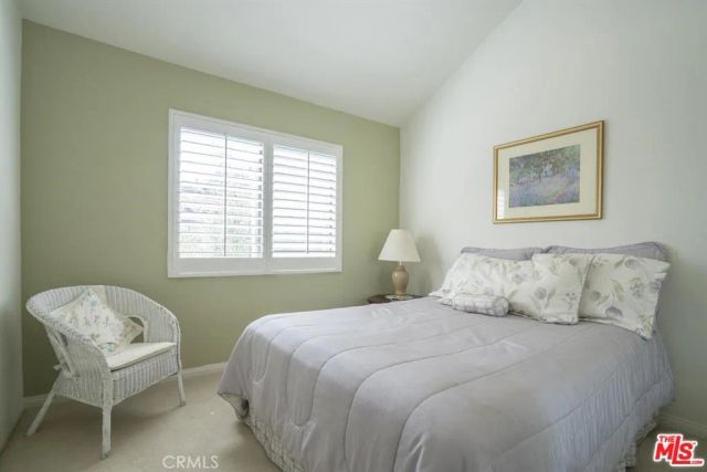 21901 Burbank 197, Woodland Hills, CA 91367
