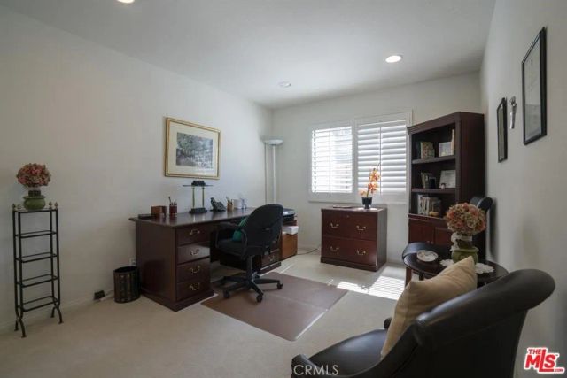 21901 Burbank 197, Woodland Hills, CA 91367