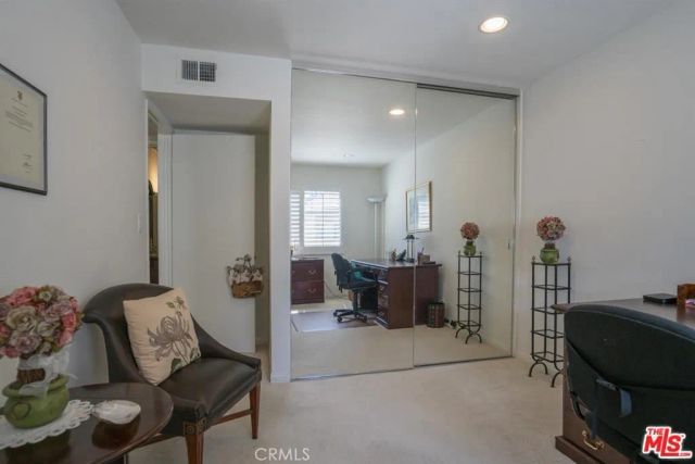 21901 Burbank 197, Woodland Hills, CA 91367
