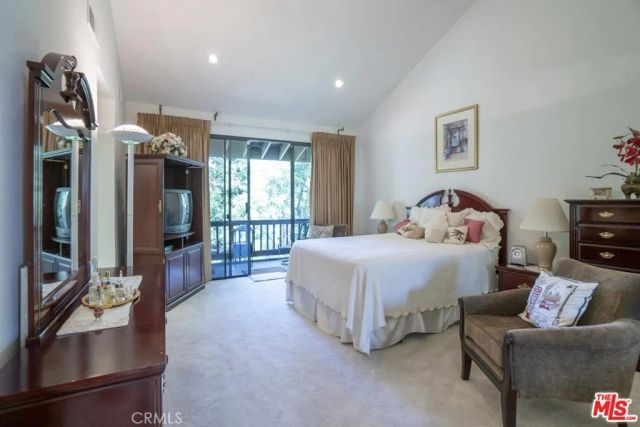 21901 Burbank 197, Woodland Hills, CA 91367