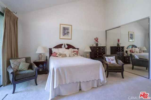 21901 Burbank 197, Woodland Hills, CA 91367