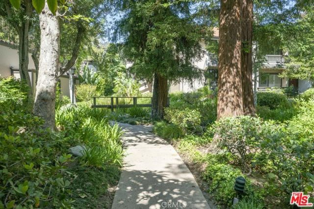 21901 Burbank 197, Woodland Hills, CA 91367