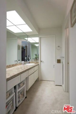 21901 Burbank 197, Woodland Hills, CA 91367