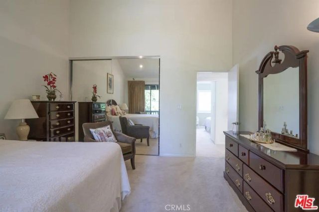 21901 Burbank 197, Woodland Hills, CA 91367