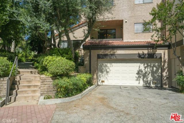 21901 Burbank 197, Woodland Hills, CA 91367