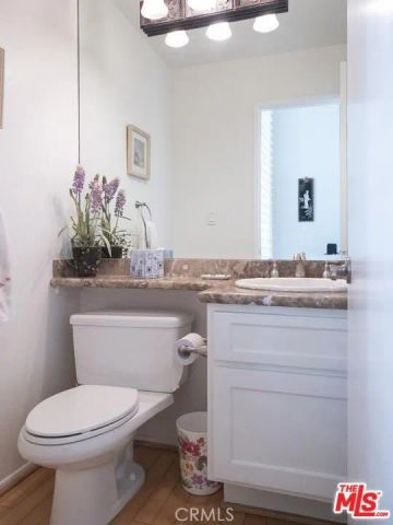 21901 Burbank 197, Woodland Hills, CA 91367
