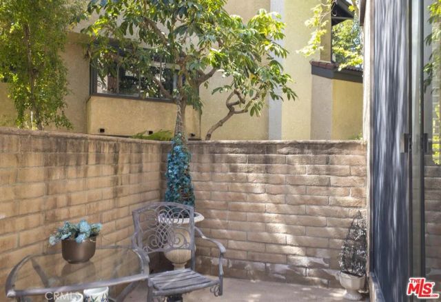 21901 Burbank 197, Woodland Hills, CA 91367