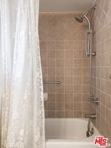 21901 Burbank 197, Woodland Hills, CA 91367