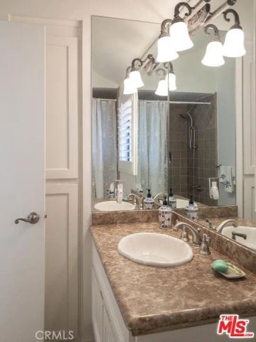 21901 Burbank 197, Woodland Hills, CA 91367