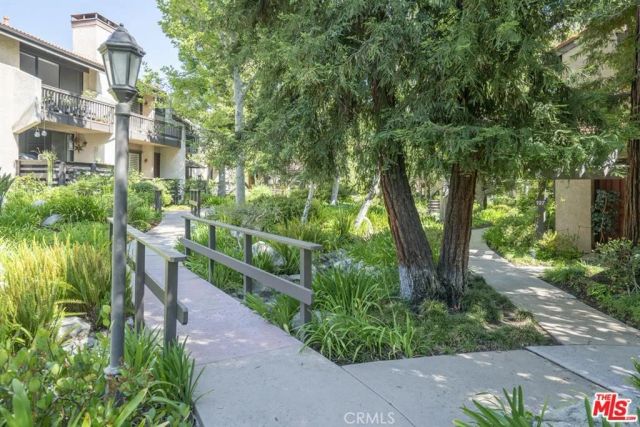 21901 Burbank 197, Woodland Hills, CA 91367