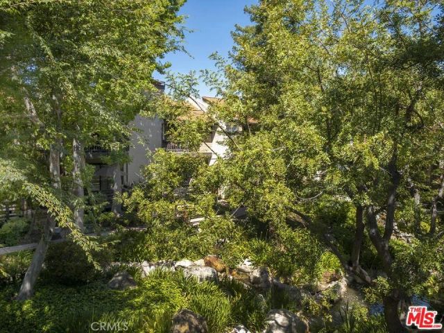 21901 Burbank 197, Woodland Hills, CA 91367
